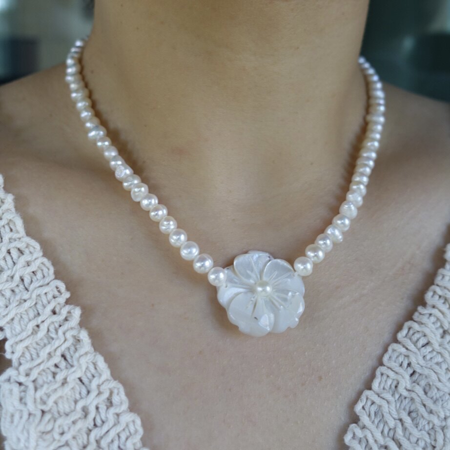 温柔的光。天然珍珠贝壳花朵串珠项链清新优雅简约时髦短款锁骨