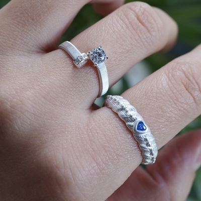 精致光影。通体s925银蓝锆石爱心编织肌理戒指开口可调节设计清冷