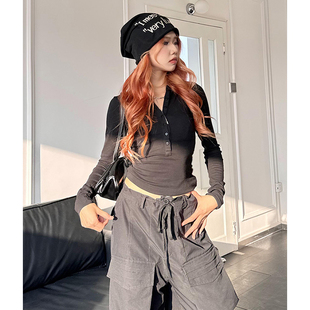 YAMMYUKI欧美辣妹V领螺纹长袖春季打底百搭修身弹力显瘦内搭上衣