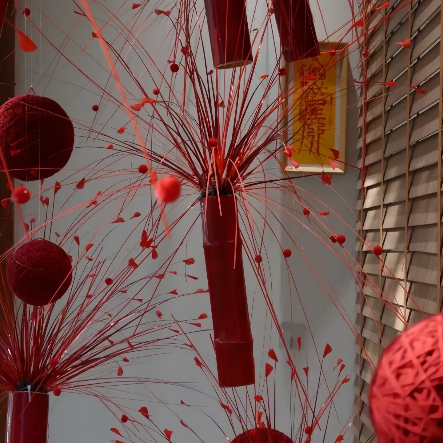 新年橱窗竹编烟花创意美陈红色喜庆服装店铺吊饰氛围背景造景道具