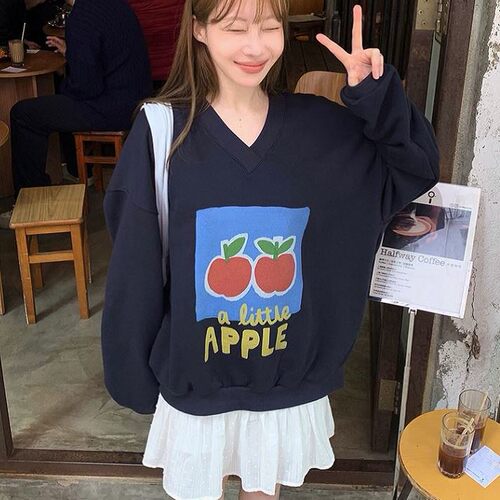 直邮 首尔印象韩代 26ss TOLL苹果图案宽松落肩V领休闲T恤卫衣女 - 封面