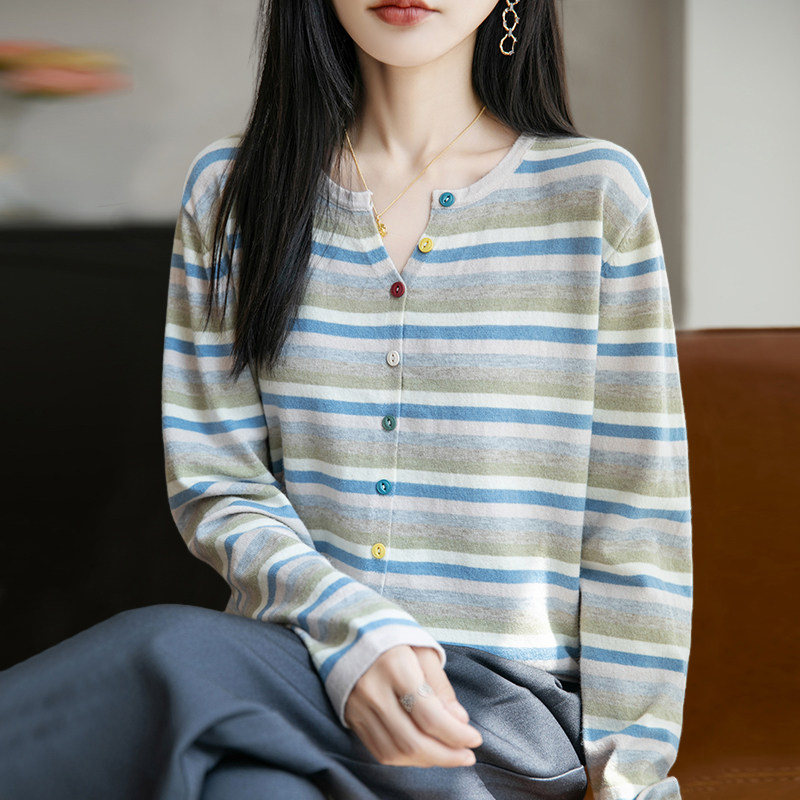 春装彩扣条纹针织开衫外套女2026新款春秋外搭洋气大码女装上衣
