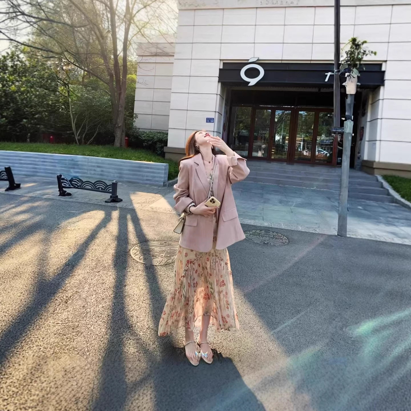 2026春装搭配一整套高级感粉色西装搭配复古印花显瘦连衣裙两件套