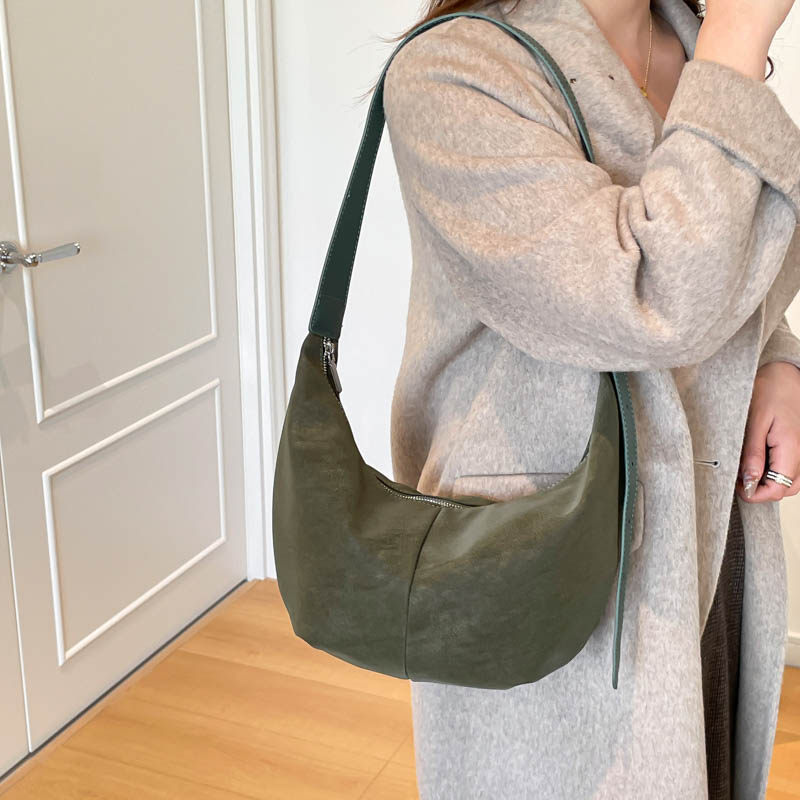 日系复古半月包女2025冬天气质百搭腋下包高级感上班斜挎月牙包