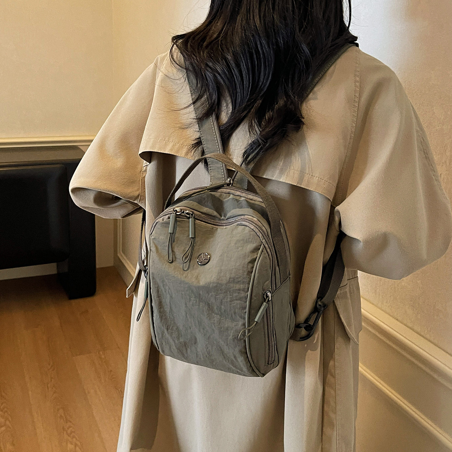 出游轻便双肩小包包女2025秋冬新款休闲背包户外登山斜挎小书包