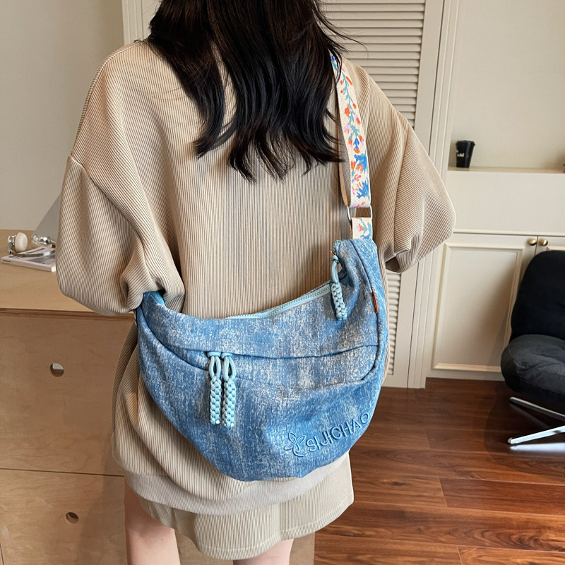 多功能斜挎单肩包女2025新款韩系高级感饺子包轻便牛仔帆布通勤包