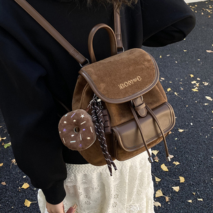 复古麂皮翻盖精致双肩包女日常通勤甜甜圈挂件小书包高级感背包