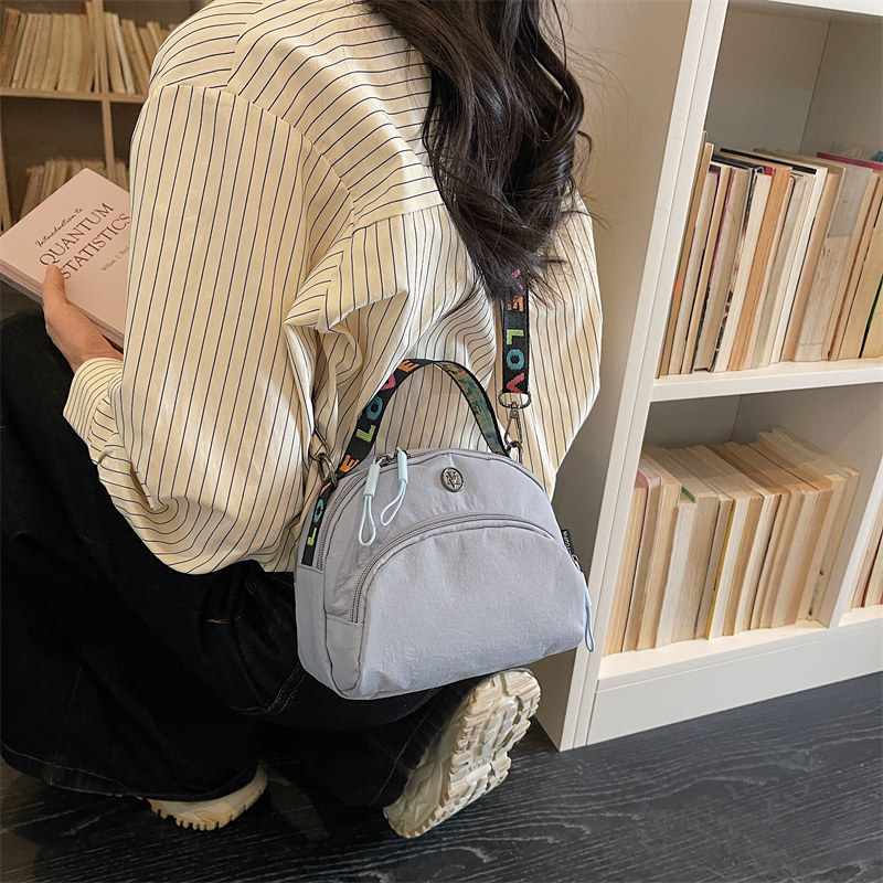 外出轻便装手机的小包女2026新款简约多层帆布斜挎枕头包手提小包