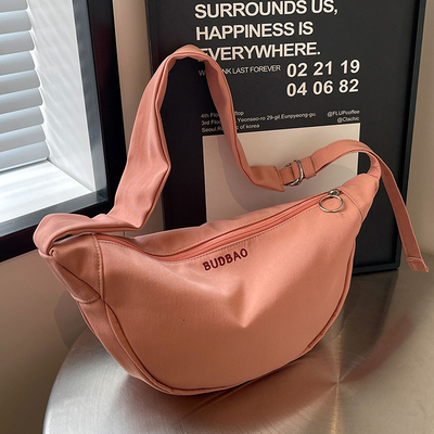 新款休闲百搭斜挎饺子包