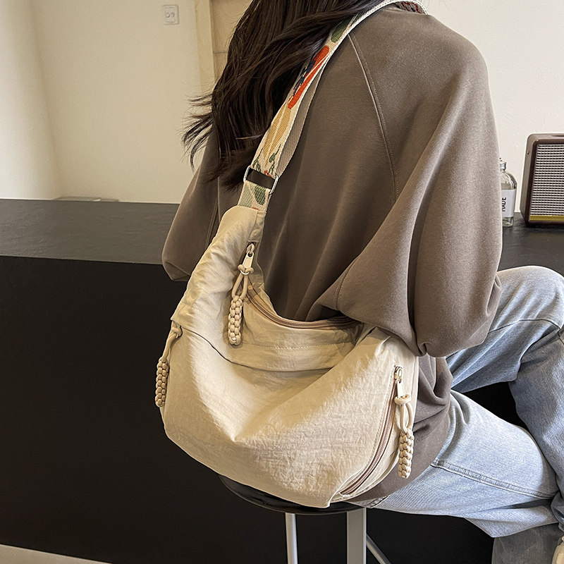 宽肩带休闲斜挎包女2026韩版新款时尚帆布饺子包大容量轻便通勤包