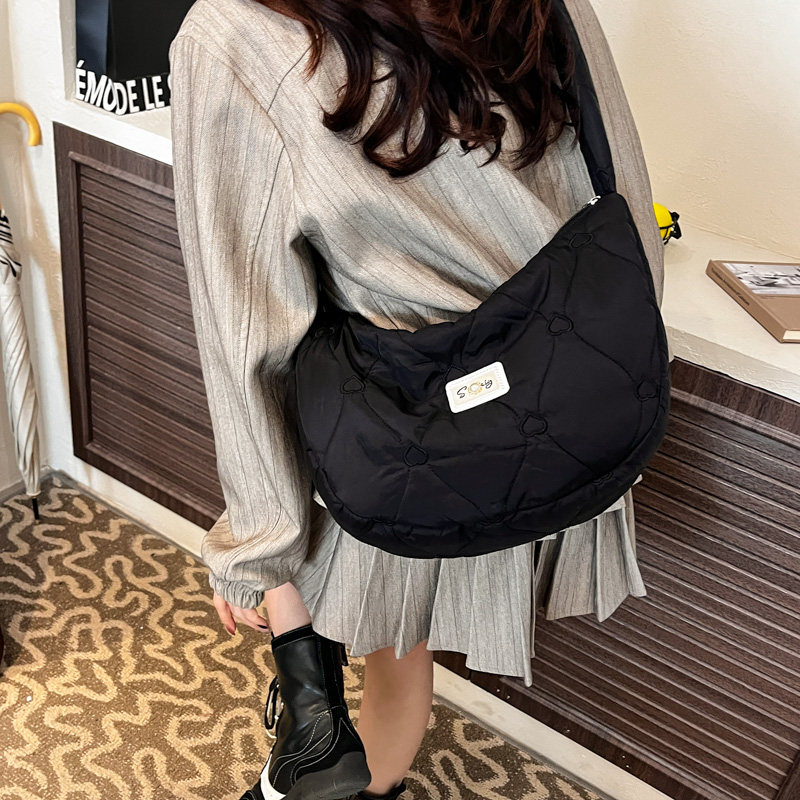 秋冬棉服饺子包女2025新款简约黑色斜挎包百搭通勤单肩云朵背包