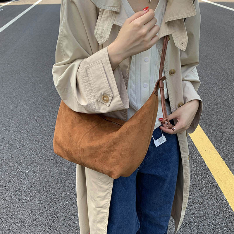 糜皮绒斜挎包2025新款洋气月牙包