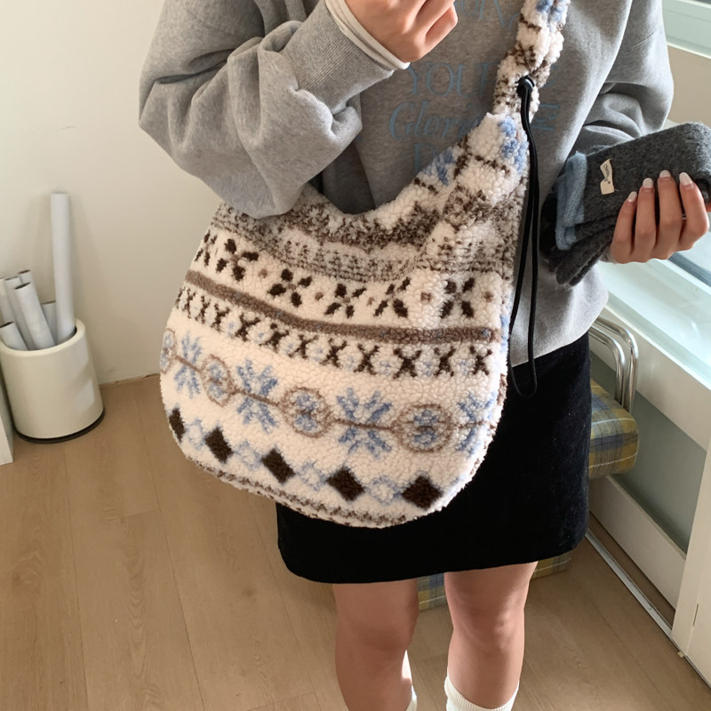 复古民族风毛毛包女韩系新款百搭斜挎单肩包高级感女生通勤毛绒包