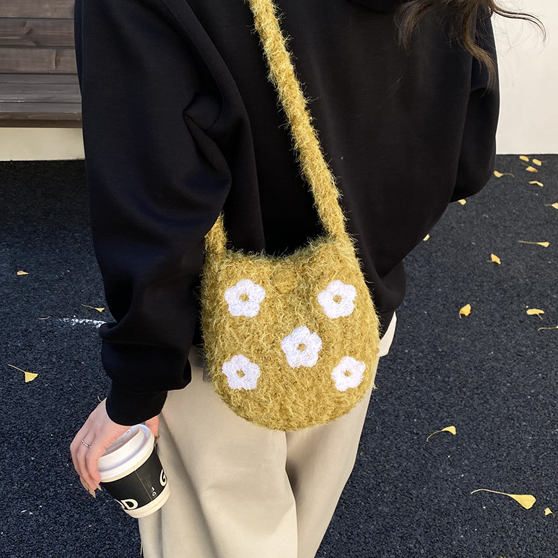 可爱刺绣花朵毛绒水桶包女2025秋冬新款毛茸茸的斜挎手机小包包
