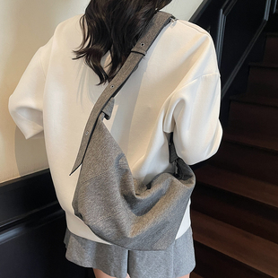 高级感斜挎包女2025新款慵懒风帆布通勤包上班族大容量百搭饺子包