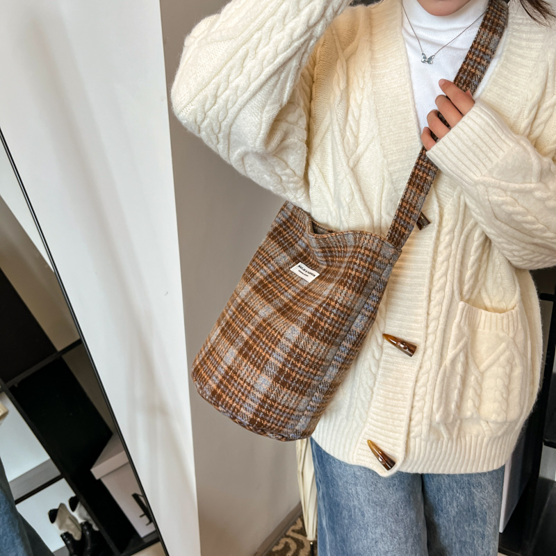 复古格子毛呢水桶包女2025秋冬