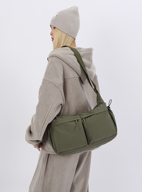 多功能斜挎包女2025新款军绿色大容量防水斜挎包通勤便携邮差包