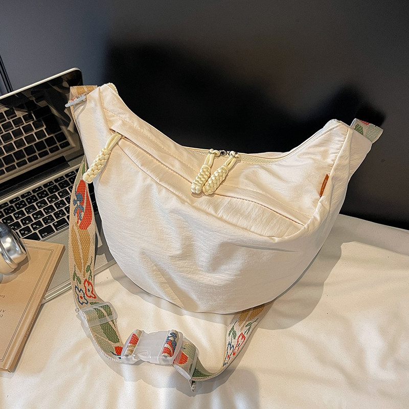 大容量饺子包女2025新款轻便简约宽带斜挎包帆布通勤包运动骑行包