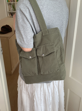 复古军绿色多口袋帆布托特包女2026新款百搭购物袋通勤单肩妈咪包