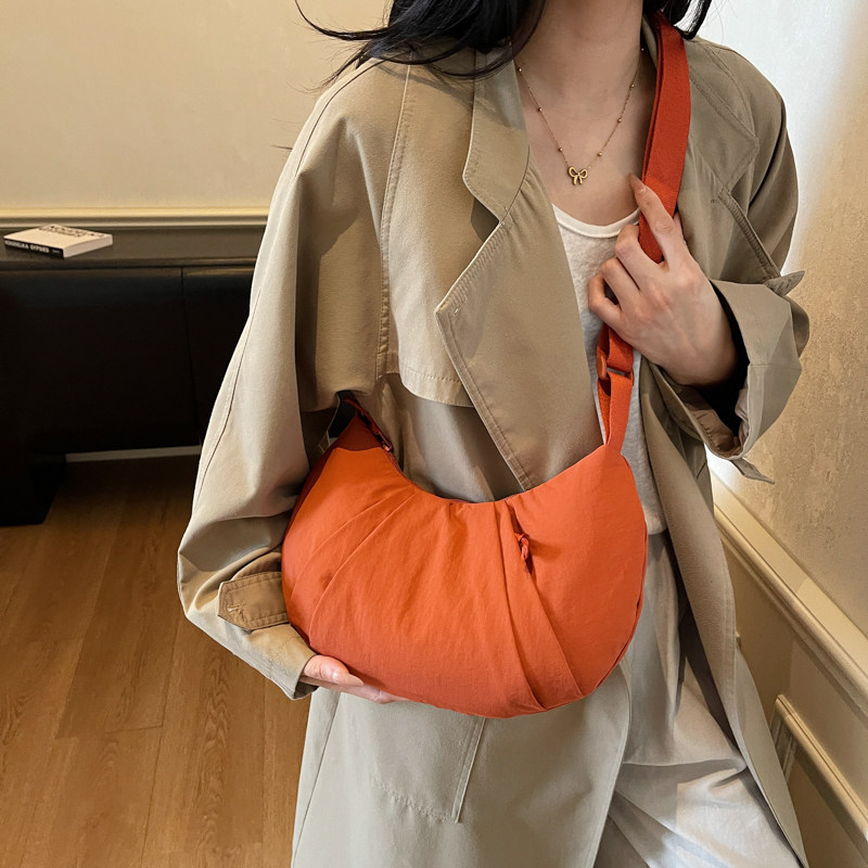 褶皱月牙包女2025新款时尚日常百搭通勤包大容量韩系慵懒风斜挎包