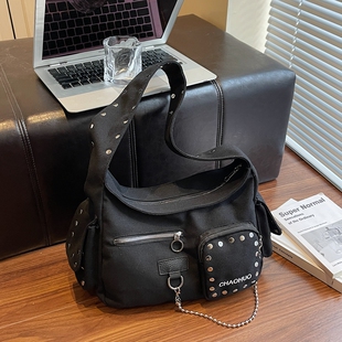黑色铆钉欧美机车包女2026新款大容量链条装饰腋下包高级感单肩包