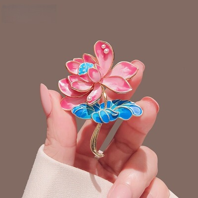 哑光荷花胸针感轻奢小众胸花女服饰配件衣饰别针饰品配饰