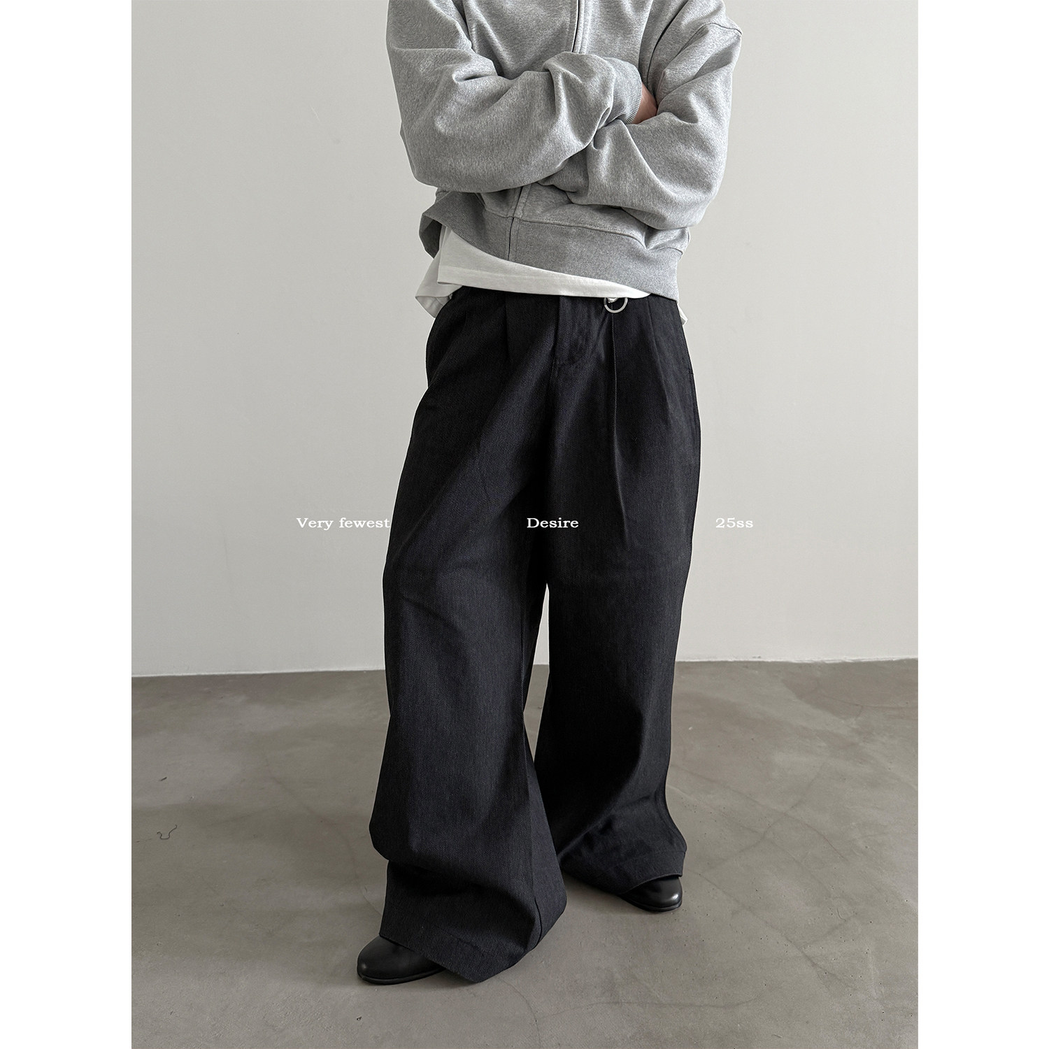 一条重磅硬挺有型的水洗休闲裤