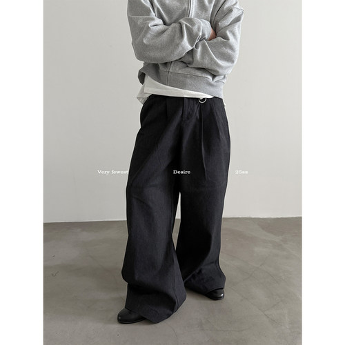 一条重磅硬挺有型的水洗休闲裤