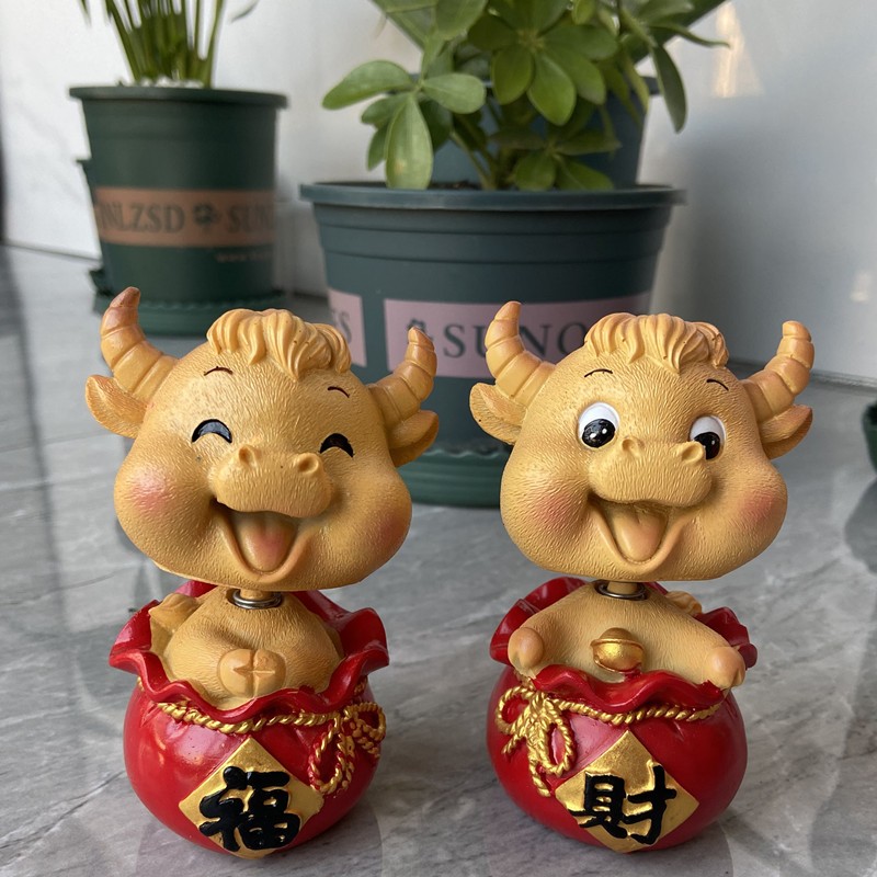 牛摆件生肖钱袋牛吉祥物小猪汽车摇头公仔动物蛋糕装饰品新年礼物