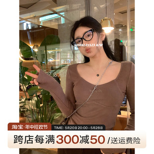 王少女 复古咖色u领打底针织衫 美式 店 2024早春坑条纹内搭短上衣