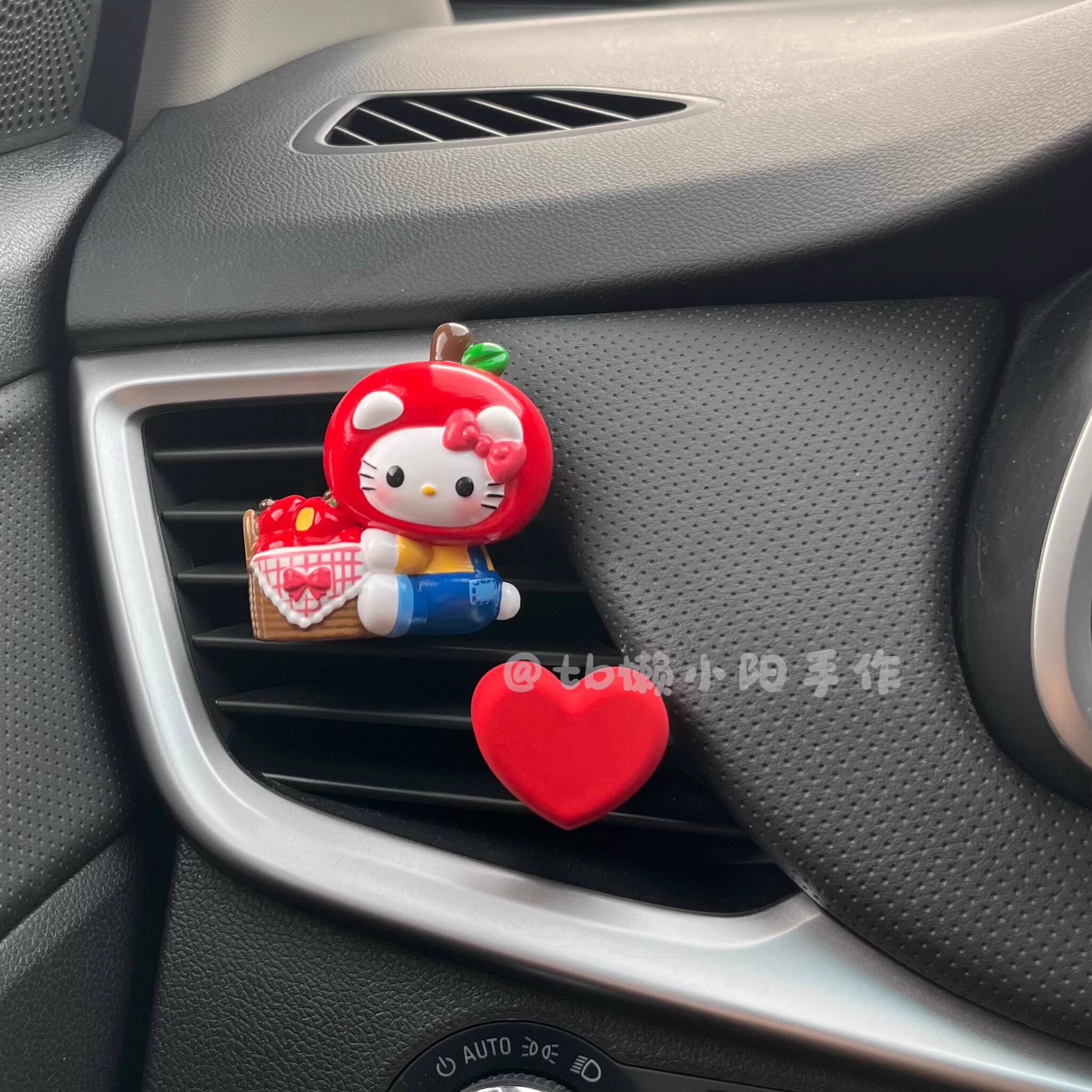 可爱卡通苹果Kitty猫车载香薰汽车出风口装饰夹扩香石车内摆件女