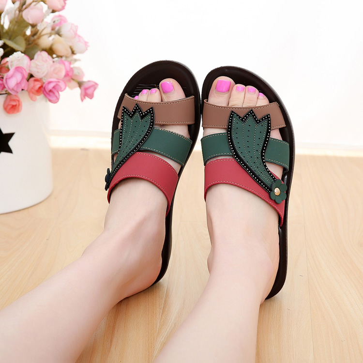 Middle aged and old womens shoes soft leather sandals in summer
