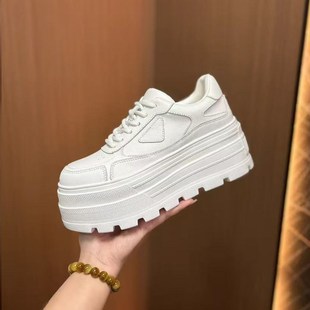 欧洲站2026年新款百搭小白鞋厚底增高板鞋休闲三角标真皮松糕鞋女