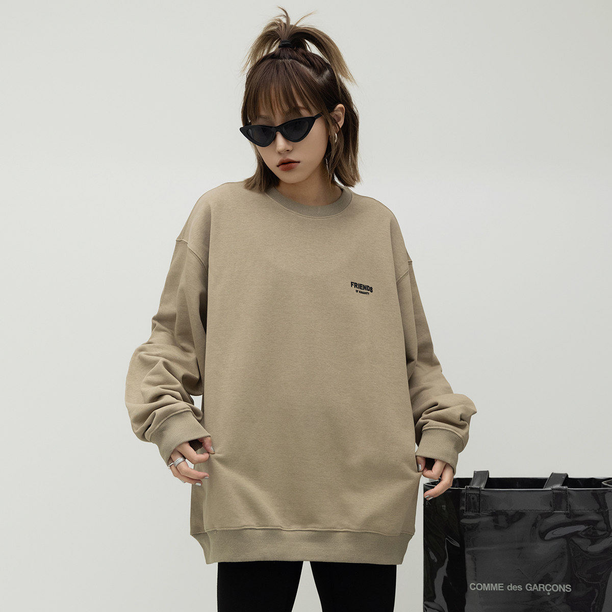 潮牌厚印字母圆领卫衣女图片