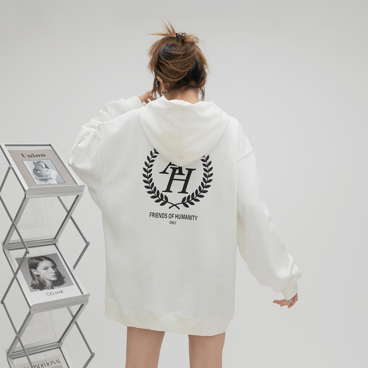 潮牌字母印花连帽卫衣女图片