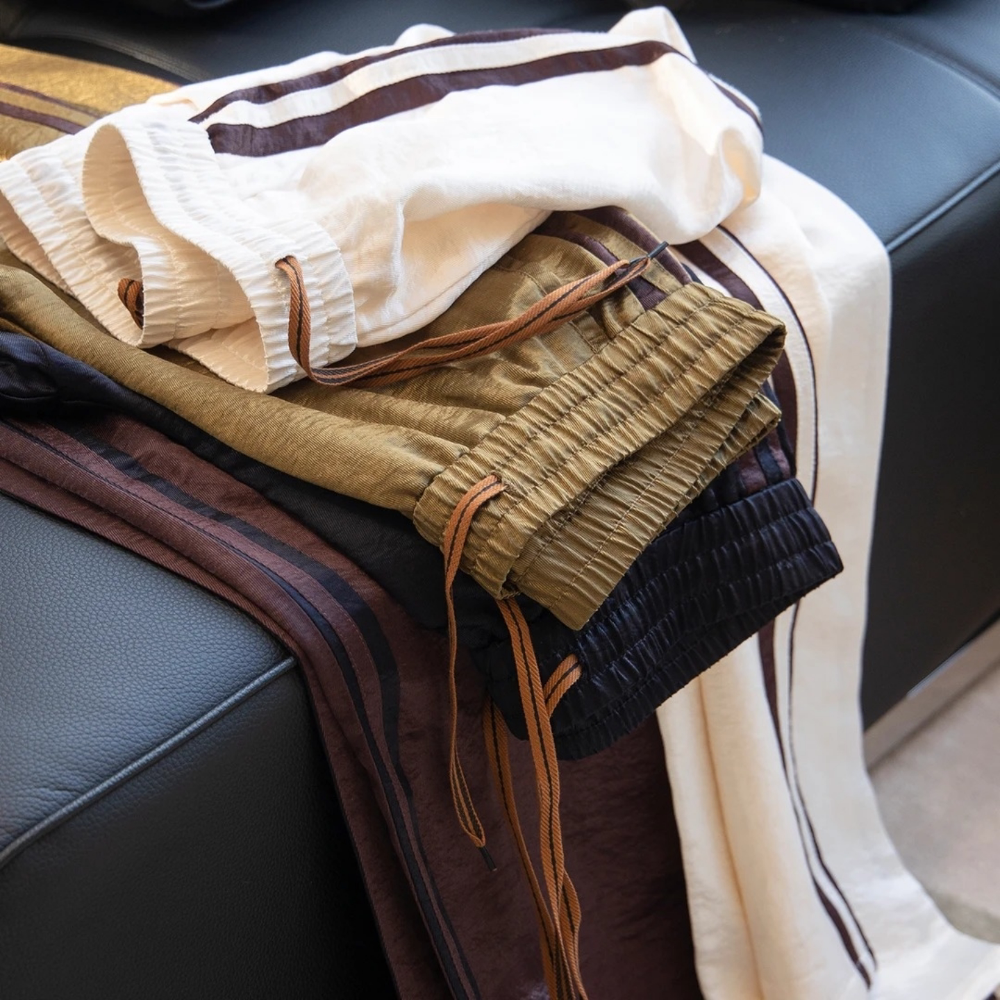 春季男士高级感老钱风帅气休闲长裤时尚潮流垂感条纹系带直筒裤子