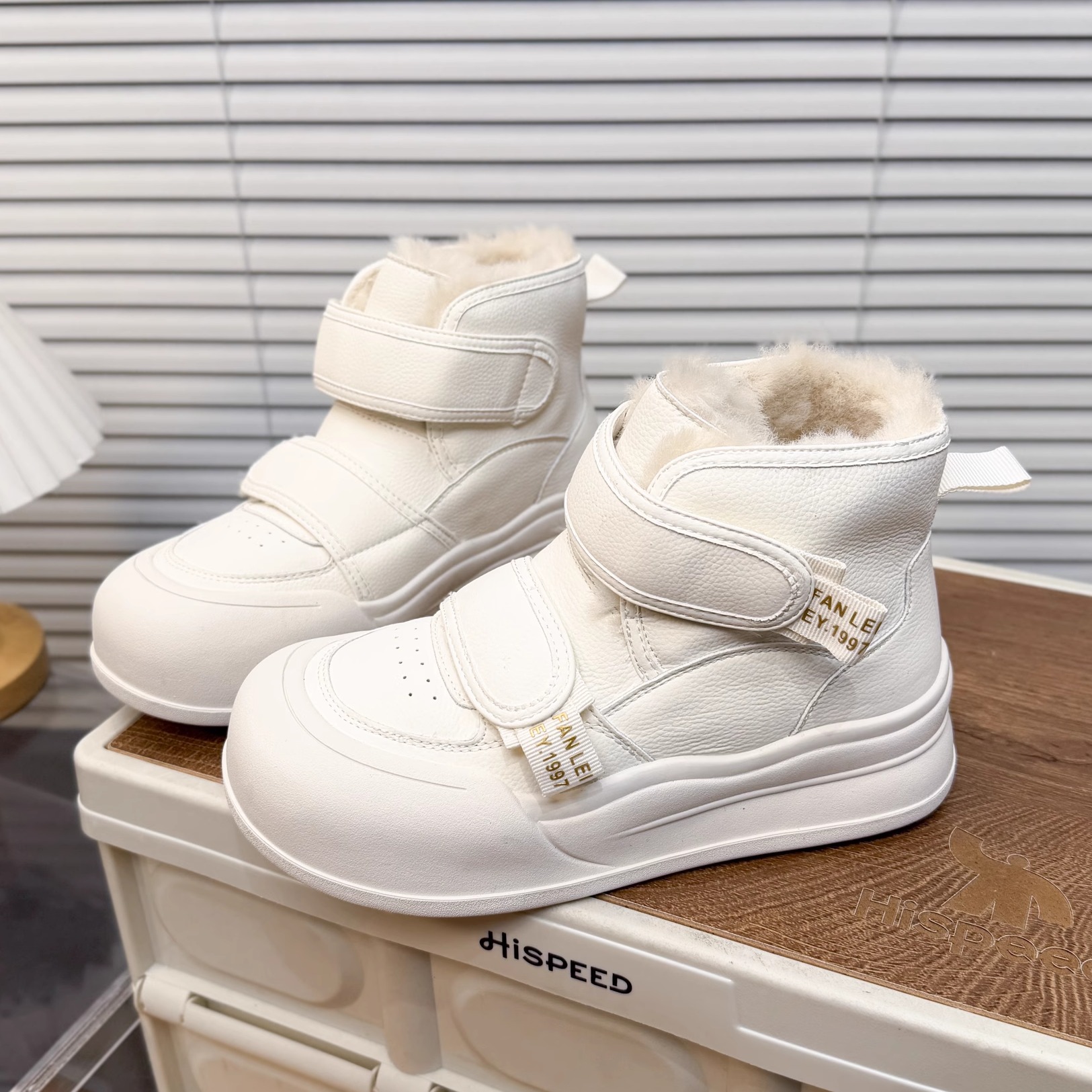 日本OFFCAT真皮魔术贴高帮厚底休闲鞋女小白鞋加绒保暖防滑板鞋潮