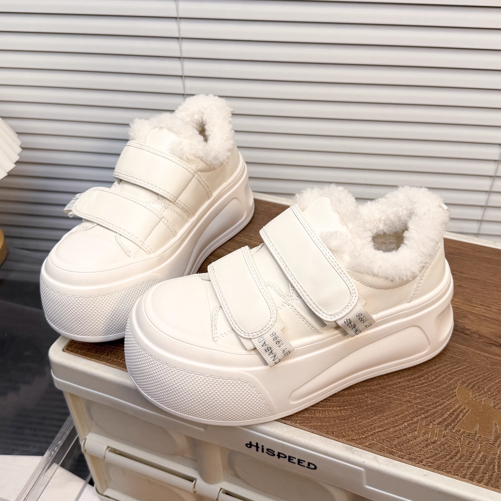 日本OFFCAT真皮冬季加绒日系配堆堆袜厚底大头丑萌鞋女小白鞋板鞋