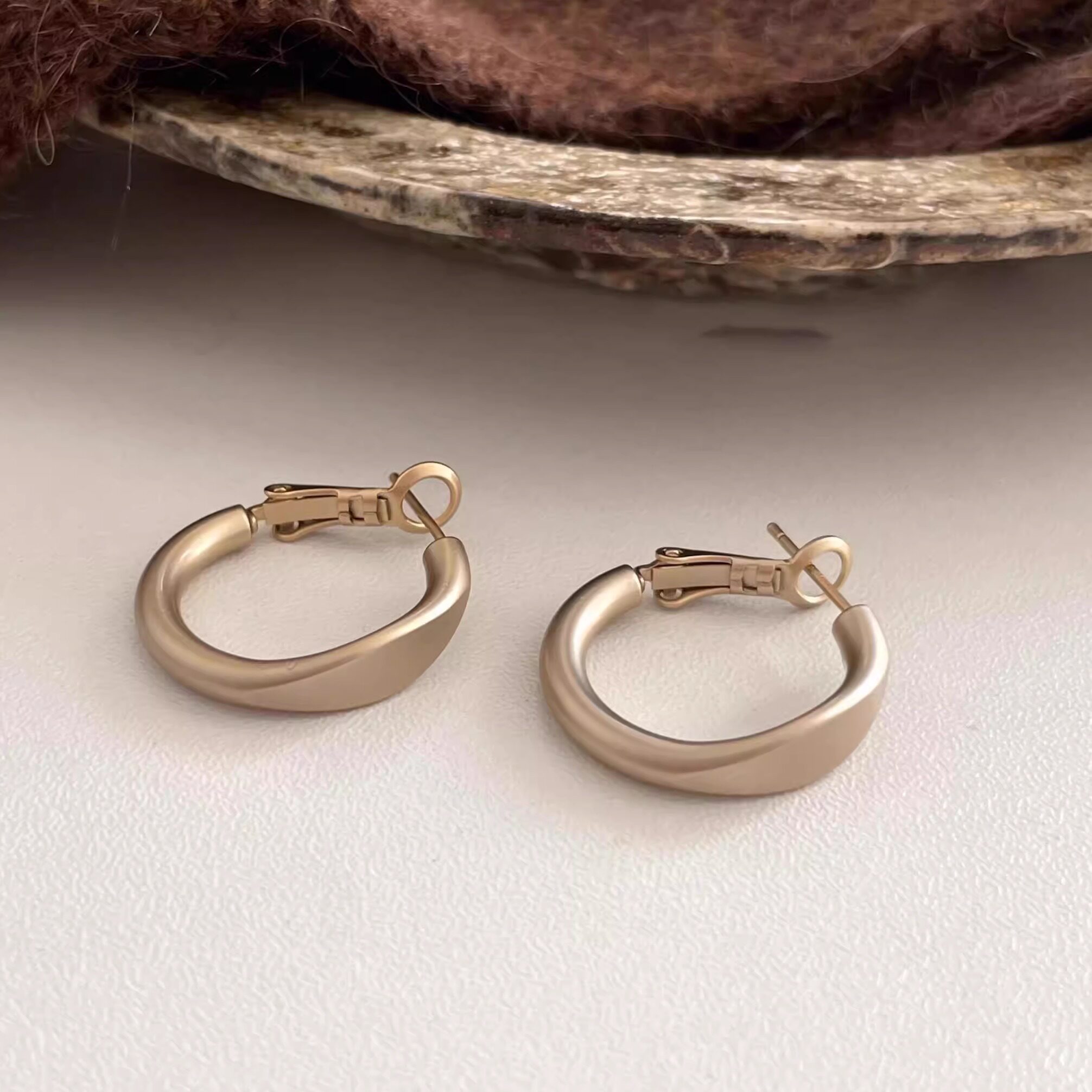韩国小众磨砂咖金色素圈耳饰高级感小众设计百搭耳环女2024新款潮