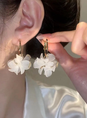 超仙白色镶钻花朵耳环女小众设计感气质耳坠2023年新款潮时尚耳饰