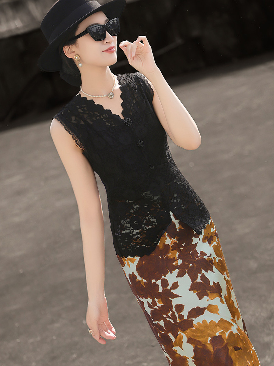 Lancer's 2026 summer collection features a stylish French layering V-neck top with a base layer and a sleeveless lace cutout thumbnail 5