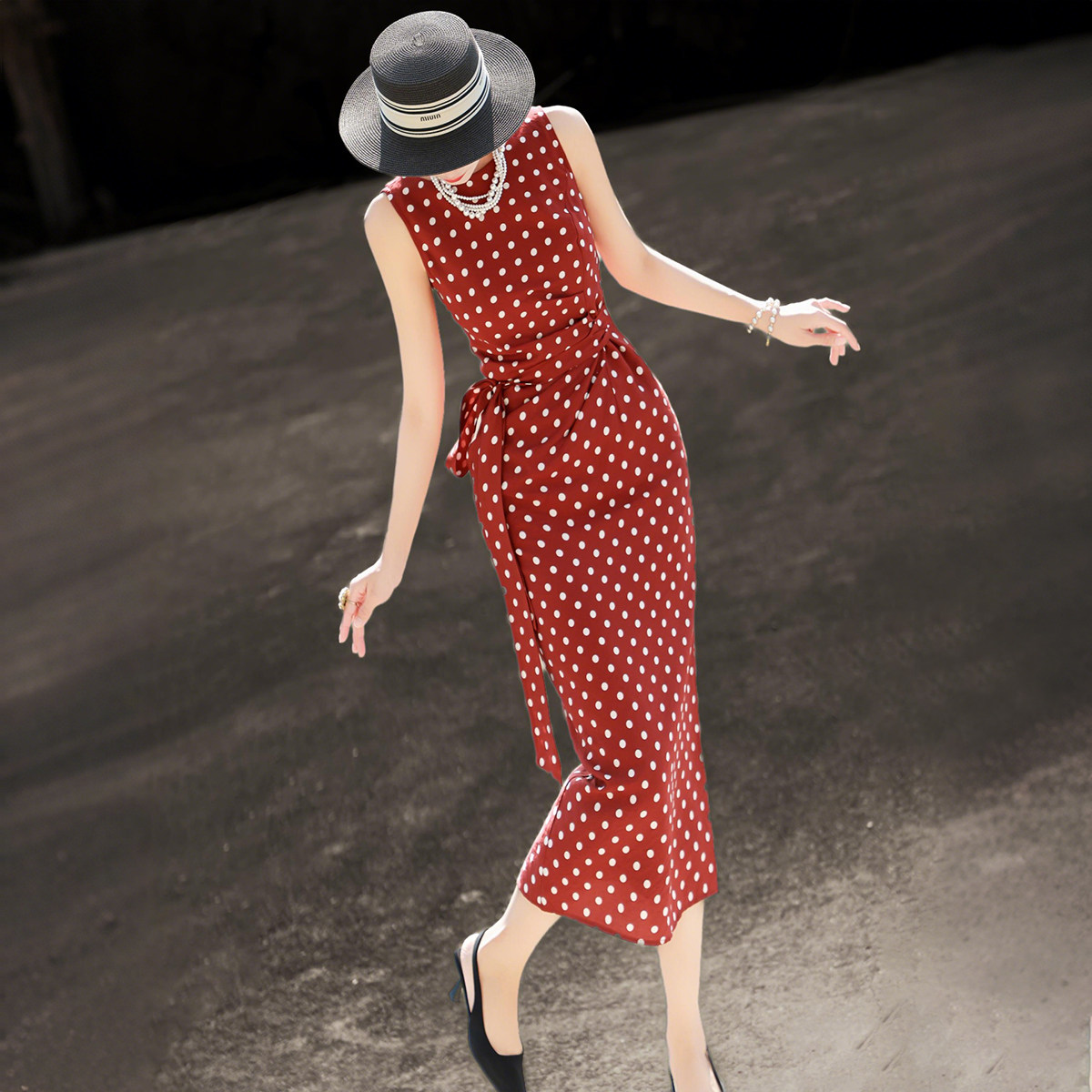 兰瑟儿2026年夏季新款气质复古法式波点印花无袖包臀连衣裙女PDD