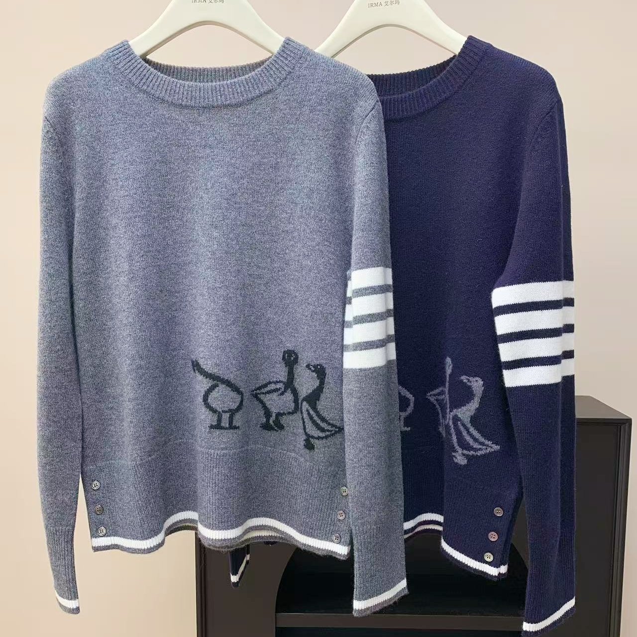 经典四条纹大雁嵌花圆领羊毛开衫