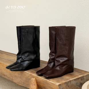 QIYUDUO-水洗牛皮方头褶皱堆堆靴内增高显瘦宽松套筒中筒时装靴女