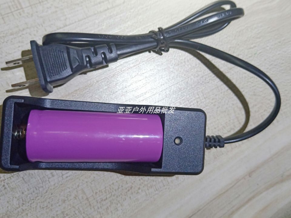 强光电筒26650型号自充电器