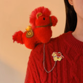 2026马年吉祥物公仔胸针可爱毛绒本命年玩偶衣服装 饰别针新年新品