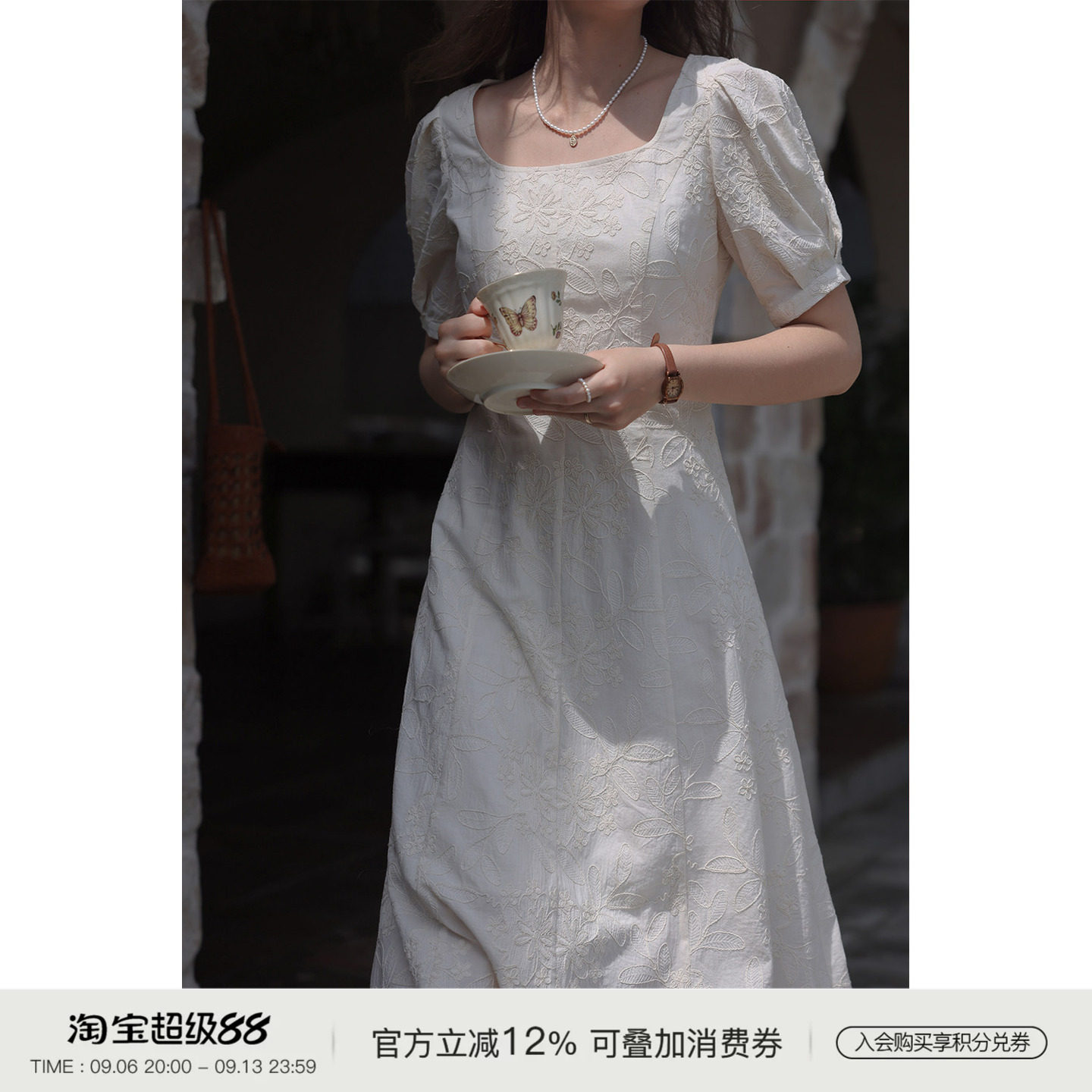 法式复古方领米色绣花收腰连衣裙图片