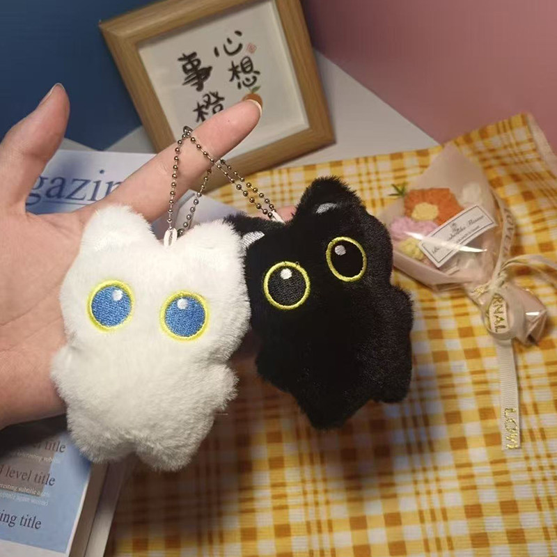 可爱呆萌抱小鱼大眼黑猫毛绒玩偶情侣包挂件创意苹果小黑猫钥匙扣图片