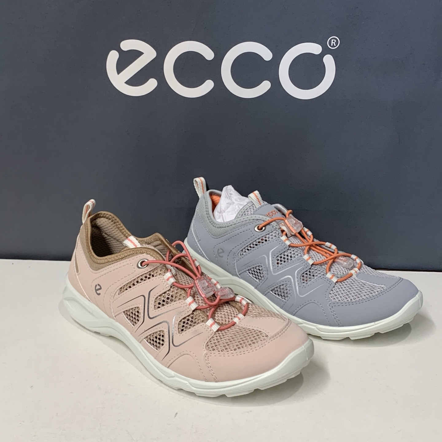 Ecco爱步女鞋春夏网面透气减震休闲运动鞋户外跑步鞋825773热酷