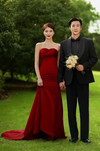 影楼主题服装婚纱摄影拍照酒红色草坪森系缎面鱼尾极简风抹胸礼服